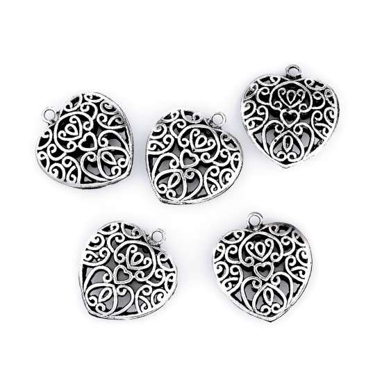 Pandantiv inimioară filigran, 30x30 mm - Platinum (1 Bucată) Pandantiv inimioară filigran, 30x30 mm - Platinum (1 Bucată)