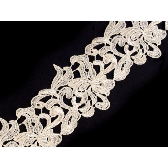 Dantelă brodată, lățime 70 - 75 mm - Crem foarte deschis (1 Metru) Dantelă brodată, lățime 70 - 75 mm - Crem foarte deschis (1 Metru)