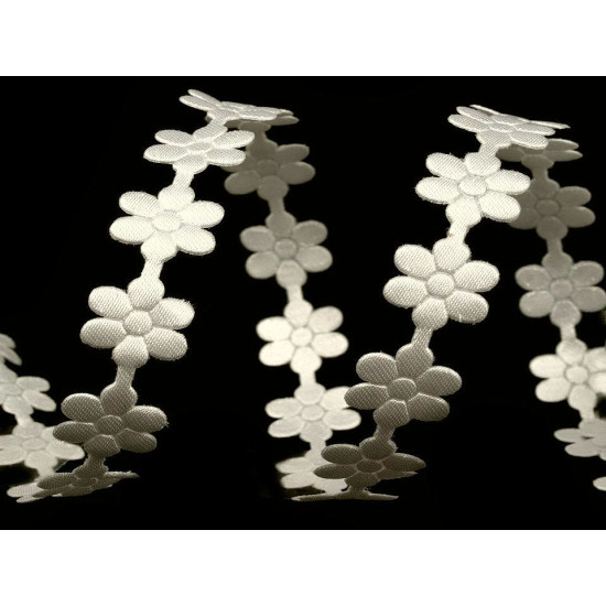 Panglică satinată cu flori decupate, lățime 10 mm - Alb (1 Metru) Panglică satinată cu flori decupate, lățime 10 mm - Alb (1 Metru)