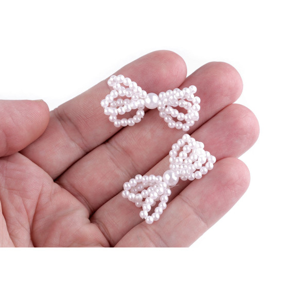 Fundita din perle pentru decorarea hainelor si accesoriilor - Alb (5 Bucăți) Fundita din perle pentru decorarea hainelor si accesoriilor - Alb (5 Bucăți)