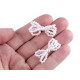 Fundita din perle pentru decorarea hainelor si accesoriilor - Alb (5 Bucăți) Fundita din perle pentru decorarea hainelor si accesoriilor - Alb (5 Bucăți)
