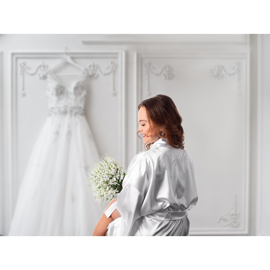 Halat din satin pentru mirese cu aplicatie - Off white (1 Bucată) Halat din satin pentru mirese cu aplicatie - Off white (1 Bucată)