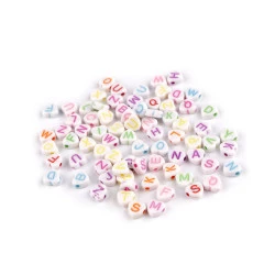 Mărgele din plastic inimioare cu litere  ø7 mm - Mix (10 Grame)