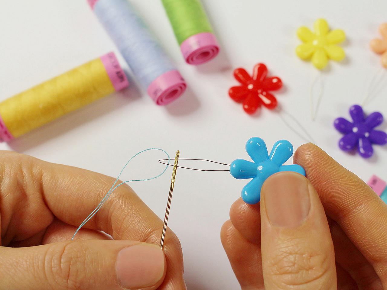 Dispozitiv pentru introdus ața în ac - Mix (5 Bucăți)