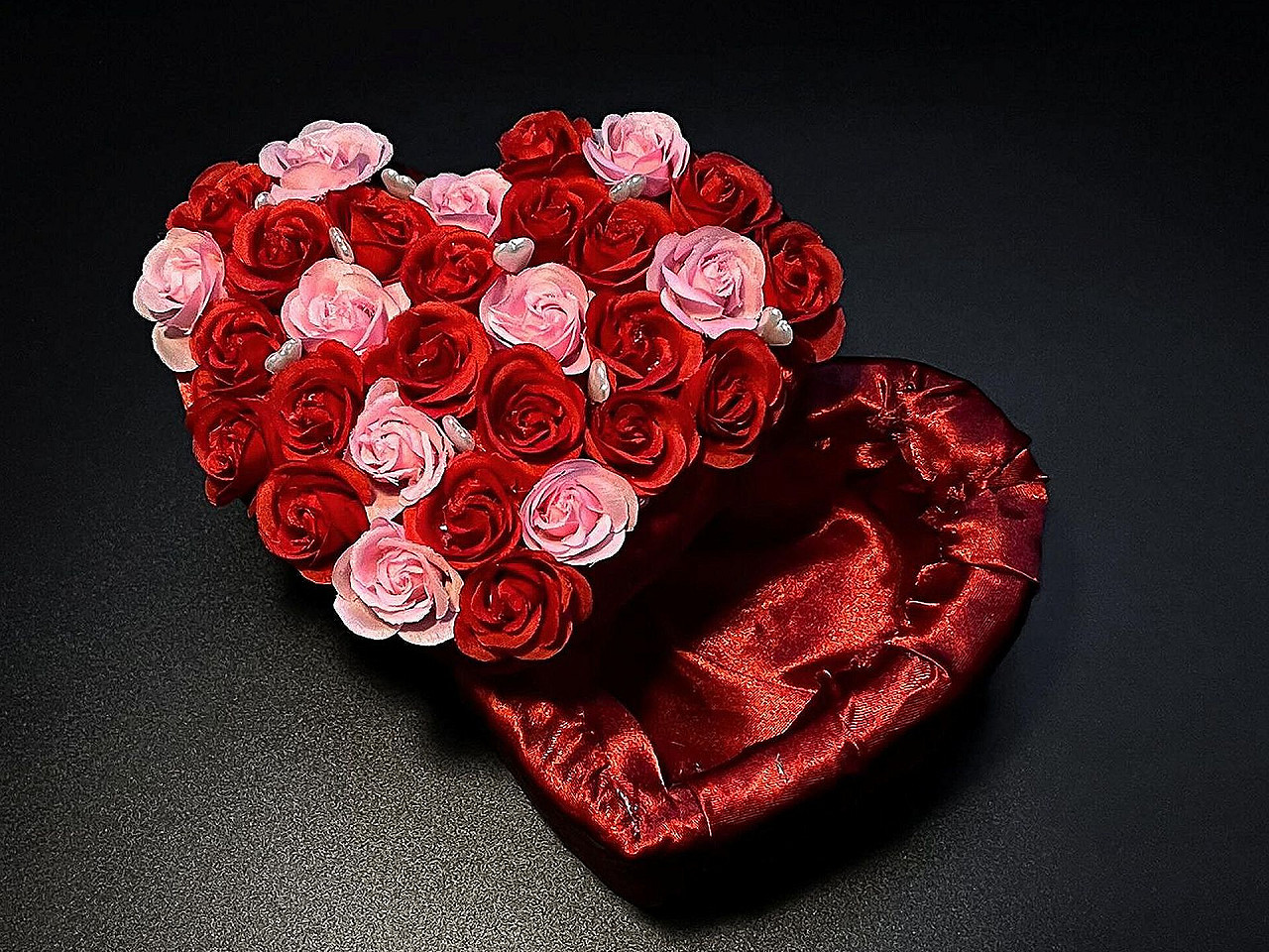 Ace cu gămălie, model inimioară, lungime 55 mm - Alb sidefat (20 Cutii)