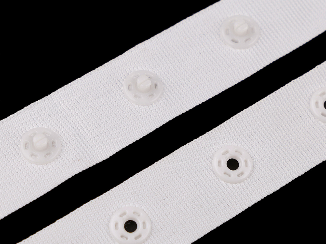 Bandă cu capse pentru confecții textile / body, lățime 18 mm - Nude (45 Metri) Bandă cu capse pentru confecții textile / body, lățime 18 mm - Nude (45 Metri)