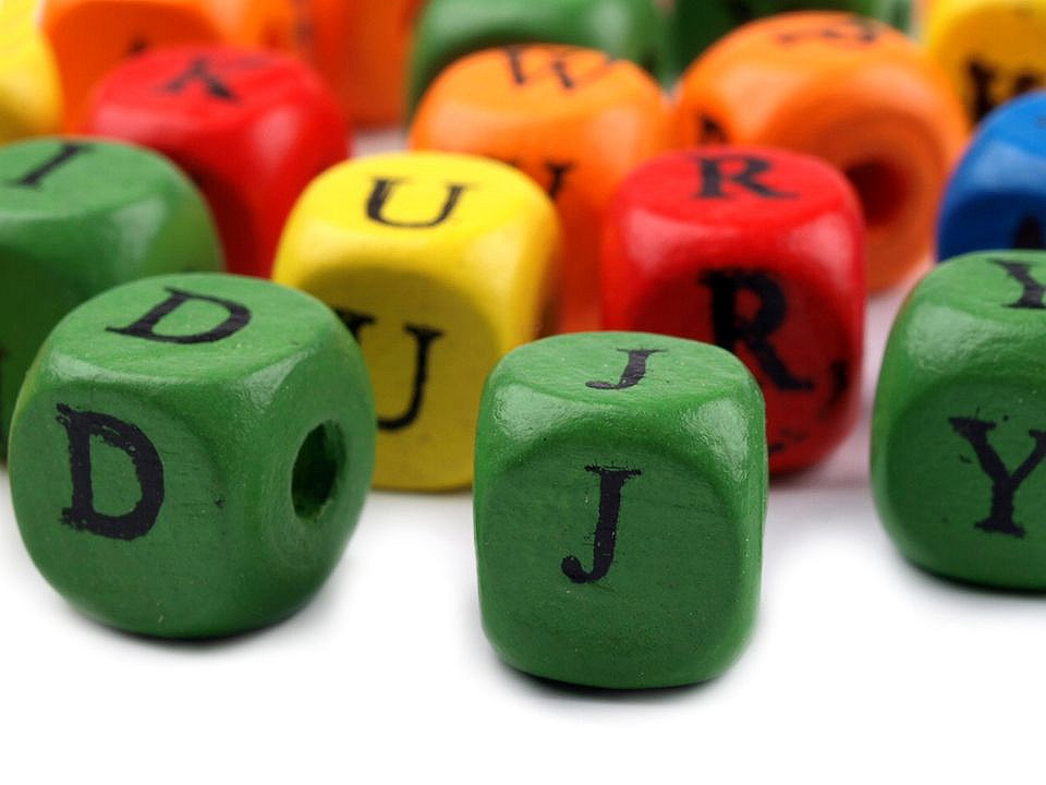 Mărgele cubice din lemn cu litere, 10x10 mm - Mix (20 Grame)