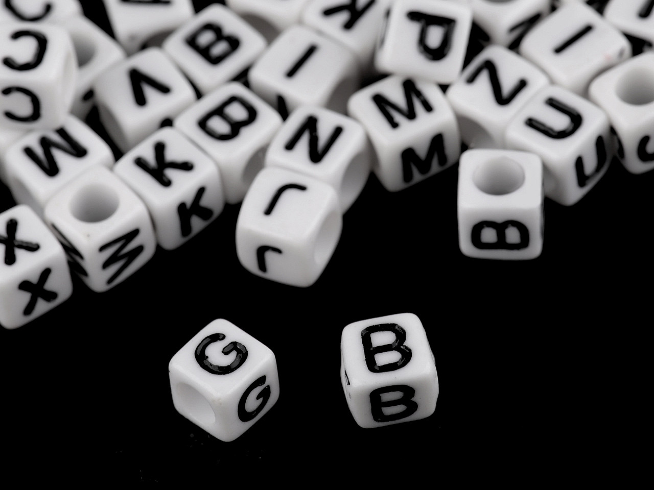 Mărgele cubice, litere alfabet mix, 6 mm - Mix alb-negru (1 Sac)