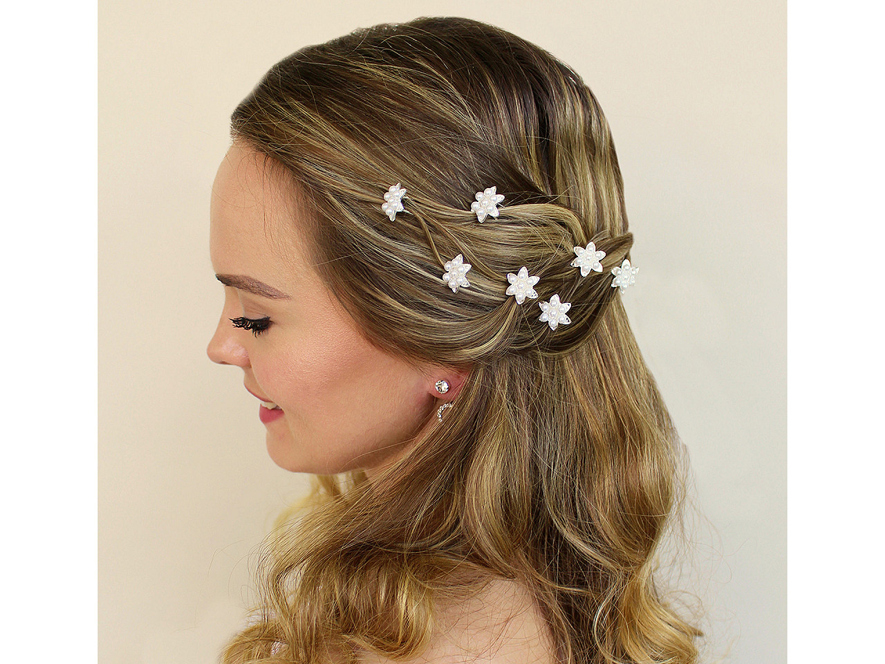 Ac de par floare cu perle ø17 mm - Alb (2 Bucăți)