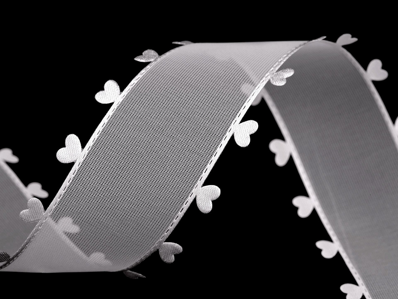 Panglică cu inimioare, lățime 40 mm - Alb (18 Metri)