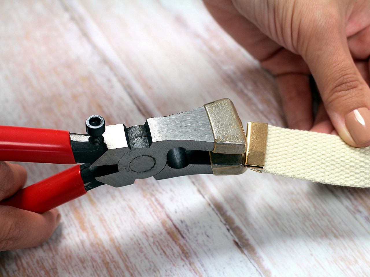 Clește pentru terminații plate - Roșu (1 Bucată)