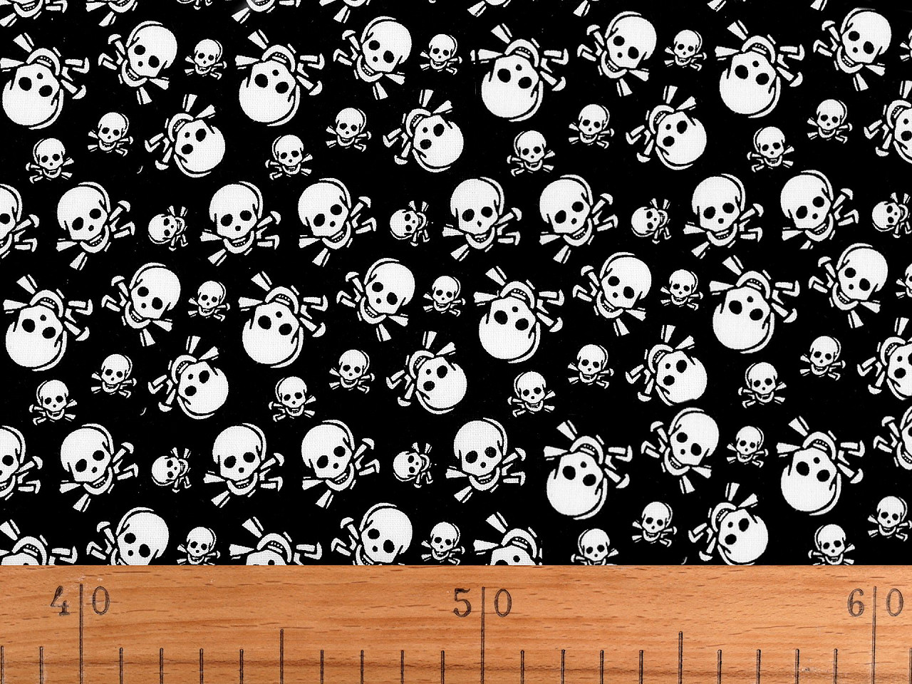 Țesătură din bumbac cu cranii - Negru (1 Metru)